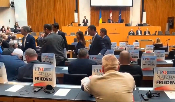 Des députés autrichiens quittent l'hémicycle pendant que Zelensky prononce son discours