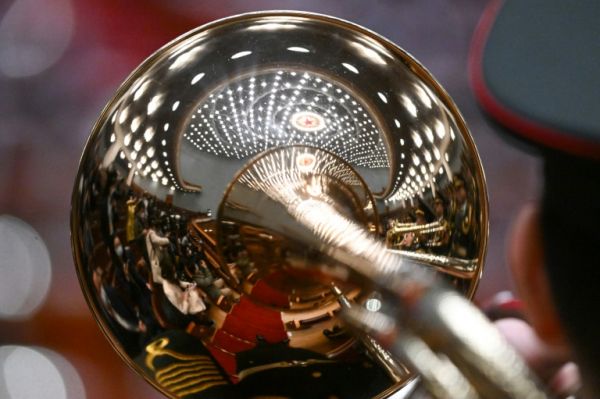 En Ukraine, un musicien joue l'hymne national chaque matin jusqu'à la "victoire"