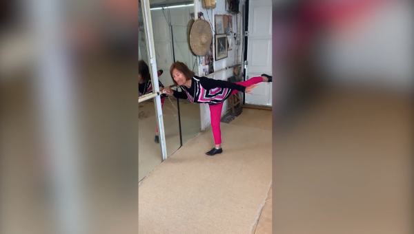 Elle a un secret: Essayez de deviner l'âge de cette danseuse !