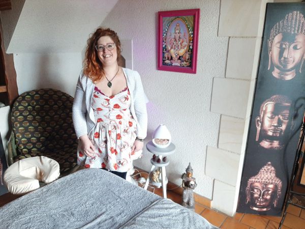 A L'Antre des sens, Lucille Barbier propose massages et cartomancie