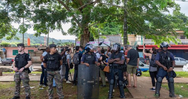 À Mayotte, "l'opération Wuambushu menace de tourner à la farce”