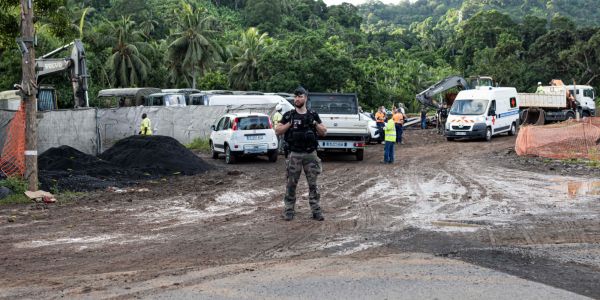 Chaleur, absence de visibilité... Le quotidien difficile de la CRS 8 dans les bidonvilles à Mayotte