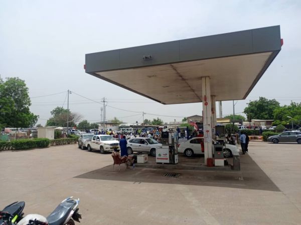 Les stations-service vides, le prix du carburant à la sauvette est passé du simple au double