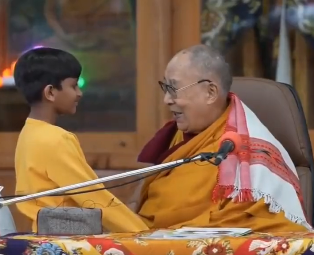 Le Dalai Lama embrasse sur la bouche un enfant et lui demande...de sucer sa langue