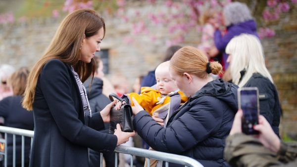 VIDEO. Un bébé "vole" le sac à main à plus de 700 euros de Kate Middleton