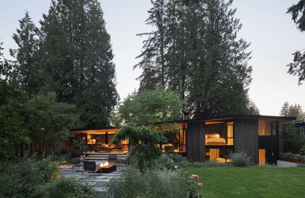 Une maison zen posée en pleine nature
