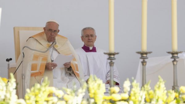 Le pape François achève sa visite en Hongrie par un appel en faveur des migrants