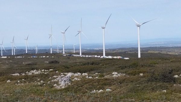 Une rave party en cours au pied des éoliennes près de Villeveyrac