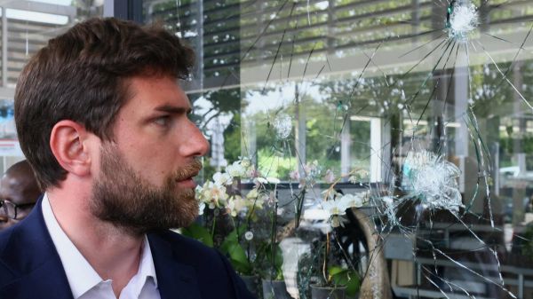 Le domicile d'un maire pris pour cible lors d'une cinquième nuit de violences en France