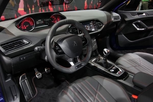 Série d'été - Les pires voitures jamais essayées: toutes les Peugeot équipées de l'i-cockpit (2/9)