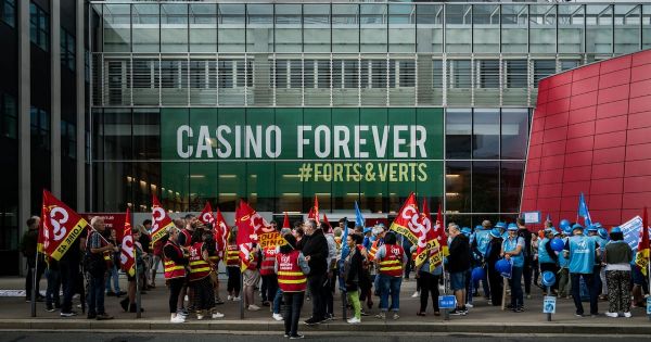 A Saint-Etienne, les employés de Casino retiennent leur souffle : "Ne pas céder à la sinistrose"