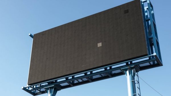 Pour se venger, il pirate un panneau publicitaire et diffuse du porno devant tout le monde, les autorités réagissent