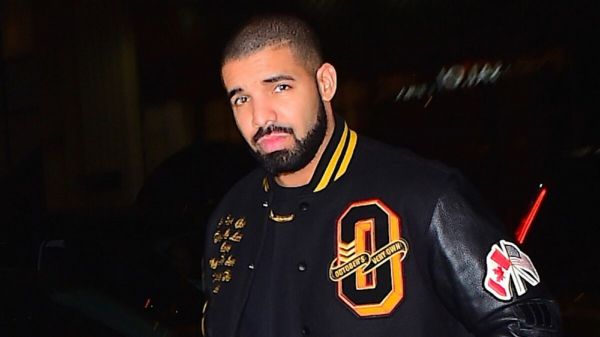 Drake embrasse une femme enceinte sur le ventre au cours d'un concert