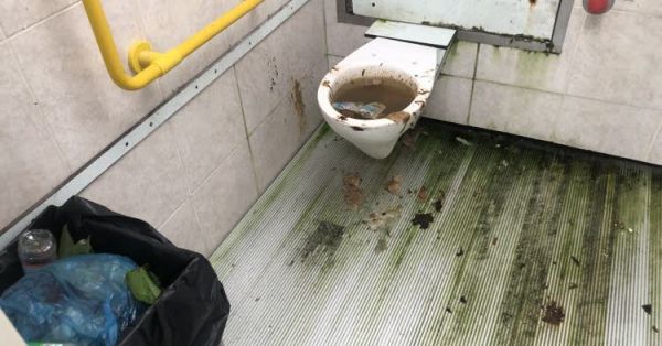 Nuits-Saint-Georges. Un mois après sa réclamation, les toilettes publiques sont toujours dans un « état déplorable »