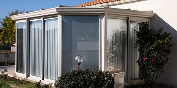 Prix Véranda PVC : coût de pose, tarifs, devis et conseils !