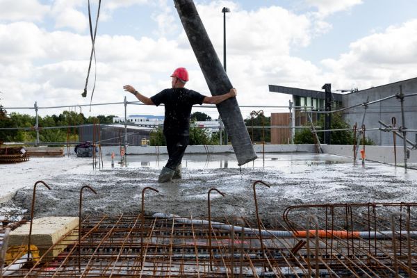 La crise du bâtiment suscite une crainte aiguë pour l'emploi