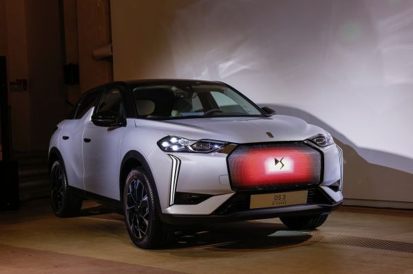 DS 3 (2023). Le petit SUV électrique se pare d'une calandre lumineuse