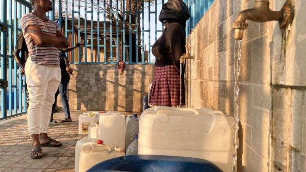 Gabon: des Librevillois, lassés de puiser de l'eau, espèrent que les choses vont changer
