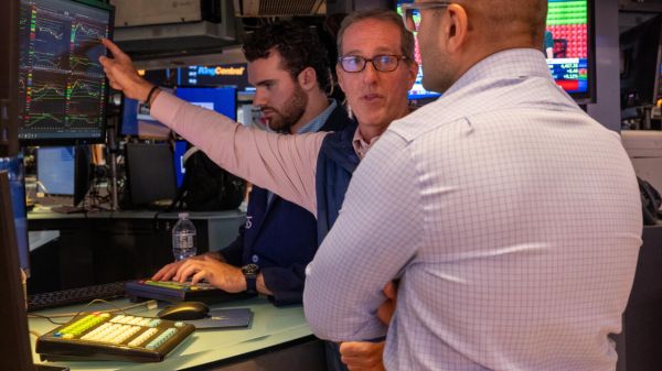 Wall Street en légère baisse, hésitante avant la réunion de la Fed