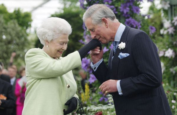 Stéphane Bern : « Charles III est moins distant que ne pouvait l'être sa mère »