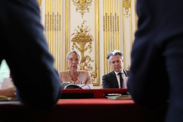 Planification écologique : autour d'Elisabeth Borne, une réunion des partis politiques aux airs de « déjà-vu »