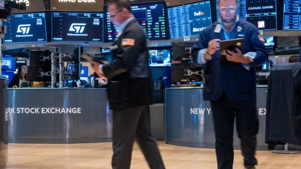Wall Street termine en légère hausse, retient son souffle avant la Fed