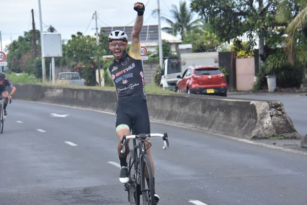 Olivier Leroy vainqueur à Punaauia premier maillot jaune du Tour Tahiti Nui