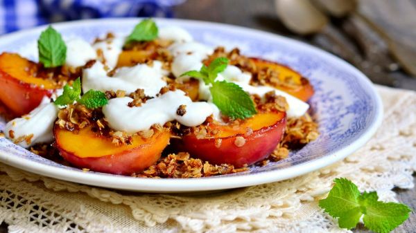 Goûtez ces pêches rôties et leur crumble de pistaches, c'est tellement gourmand et facile à faire !