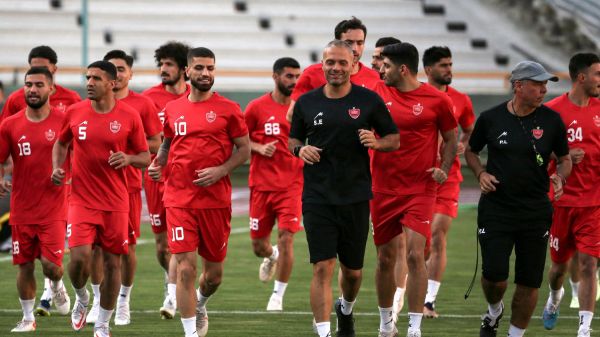 Football : en Iran, Cristiano Ronaldo déchaîne les passions avant le match Al-Nasser-Persépolis