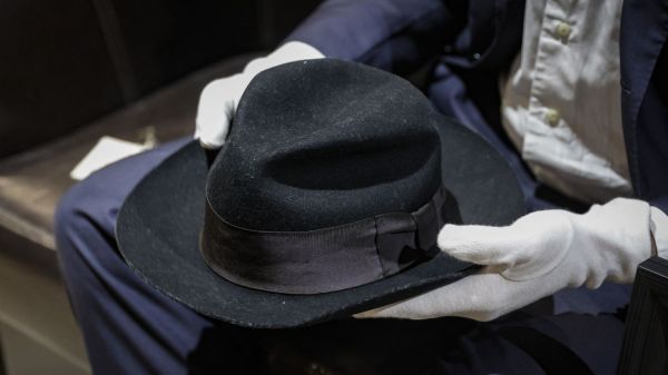 Le chapeau que Michael Jackson a porté lors de son premier moonwalk mis aux enchères à Paris et présenté à l'Hôtel Drouot