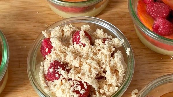 Recette crumble tarte aux pêches et aux framboises