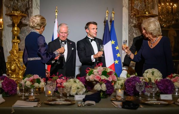 Visite de Charles III : Avec le dîner à Versailles, Emmanuel Macron affiche « son style monarchique »