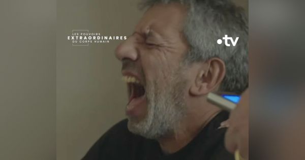 VIDÉO. Des électrodes sur le ventre, Michel Cymes expérimente la douleur de l’accouchement