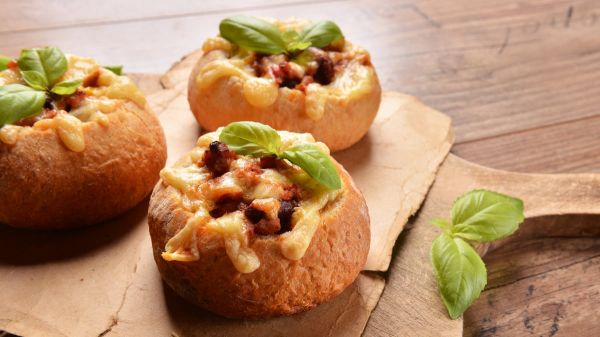 Voici une recette pas chère et facile à faire : des petits pains farcis et gratinés, c'est hyper gourmand !