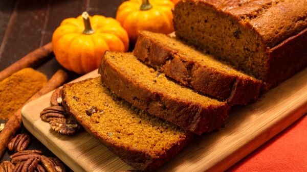 Découvrez la douceur du pumpkin bread, un cake à la citrouille et aux épices, pour un goûter automnal très gourmand !