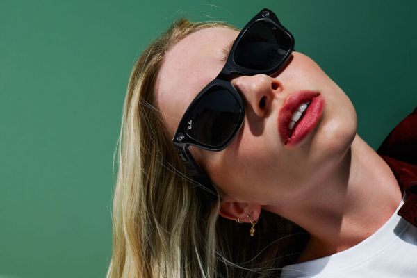 Meta et EssilorLuxottica lancent leurs nouvelles lunettes connectées "Ray-Ban Meta"