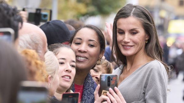 Letizia d'Espagne, plus ravissante que jamais en cuissardes à talon et robe midi grise
