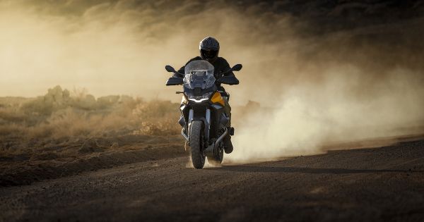 Nouveau– Moto Guzzi Stelvio, refroidie par liquide et avec un système radar