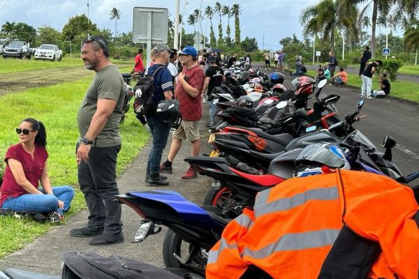 Les riders manifestent en silence