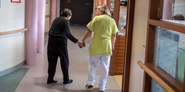 Loi «Bien vieillir» : lutte contre les maltraitances, droit de visite illimité... Quatre mesures à retenir