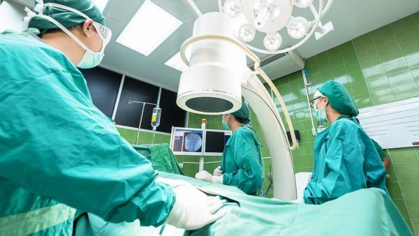 Une patiente recouvre la parole après une greffe du larynx, la première en France