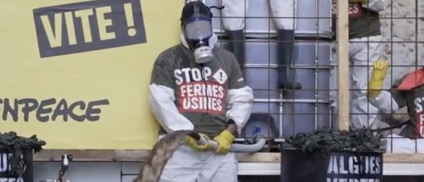 Des militants de l'ONG environnementale Greenpeace répandent des milliers de litres de lisier devant le ministère de l'Agriculture, réclamant "un moratoire sur les fermes-usines" au nom du [...]