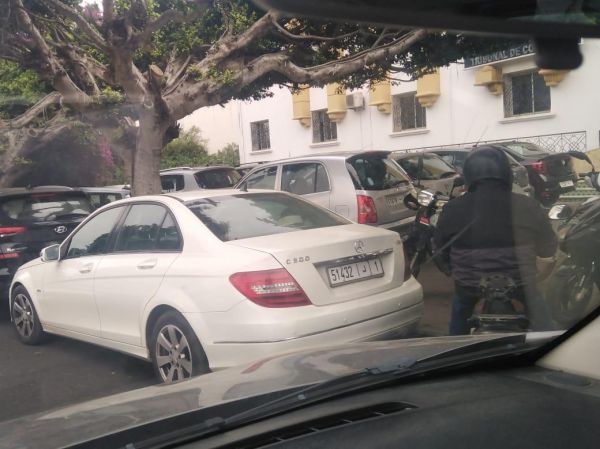 Devant le tribunal de commerce de Rabat: stationnement illégal et défi à l’ordre public