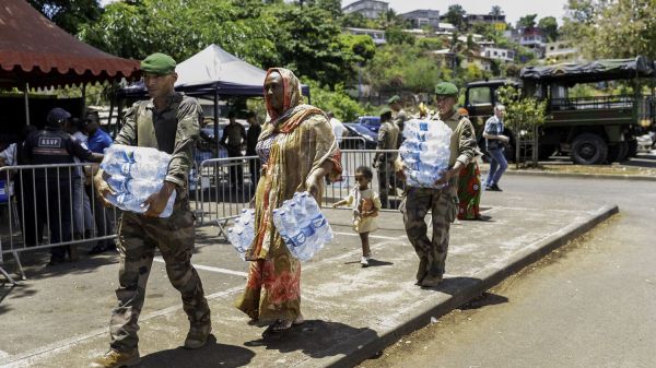 "Cela représente une quantité énorme de plastique" : à Mayotte, la distribution de bouteilles d'eau fait craindre une gigantesque pollution