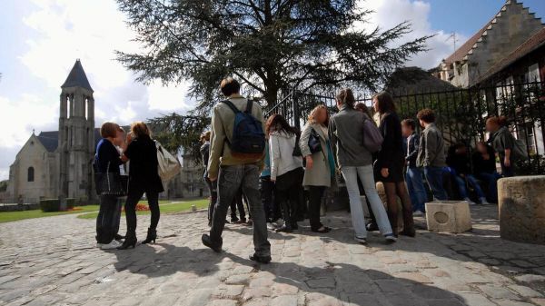 Professeur dans un lycée privé de l'Oise, il avait agressé trois élèves sexuellement : six mois ferme