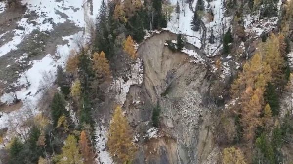 Pluies torrentielles : des coulées de boue isolent un village en Haute-Savoie