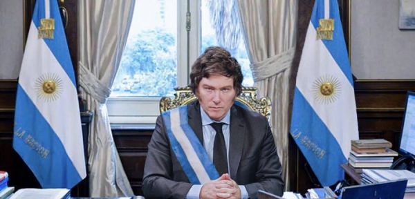 L’outsider Javier Milei remporte les élections présidentielles : “Aujourd’hui commence la reconstruction de l’Argentine”