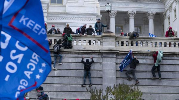 Assaut du Capitole: de nouvelles images attisent les complots aux Etats-Unis