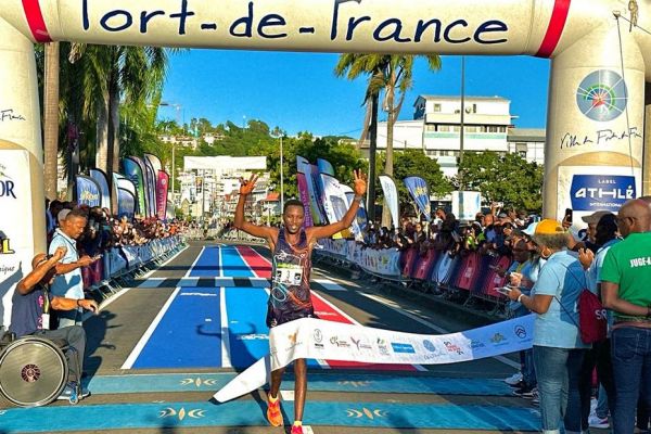 [DIRECT VIDÉO] Semi-marathon de Fort-de-France 2023 : le Rwandais Félicien Muhitira remporte cette 37e édition