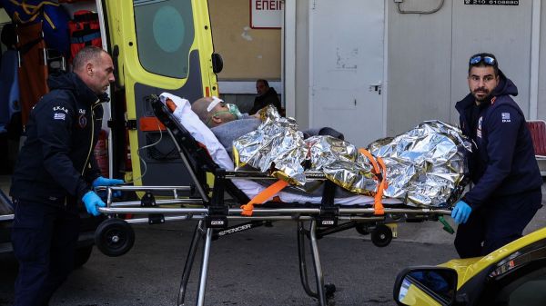 Grèce : le naufrage d'un cargo fait un mort, vaste opération en cours pour secourir 12 personnes